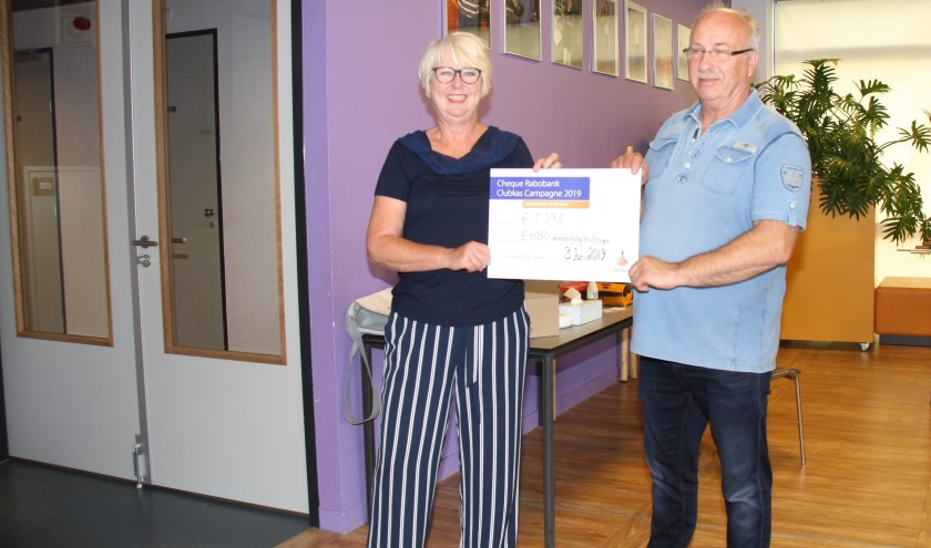 Overhandiging cheque (foto: Hans Driessen)