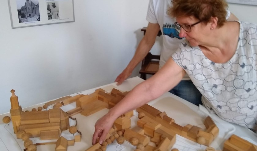 Bezoekers tentoonstelling 'Nooit gebouwd Huissen'. (foto: Hof van Hessen)