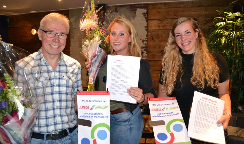 Van links naar rechts: Bert Nijenhuis (SV Margriet), Zoë Berntsen en Hanneke Bach (Liemerije) mochten het eerste certificaat voor de ‘Match van het Jaar’ bij partycentrum Plok in ontvangst nemen. (foto: Alex Jansen)