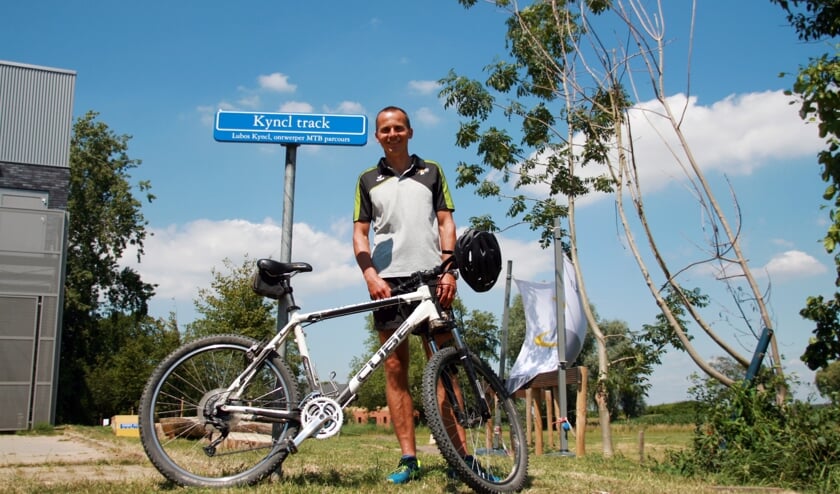 Docent Lubos Kyncl bij het bord van het parcours. (foto: HPC Zetten)