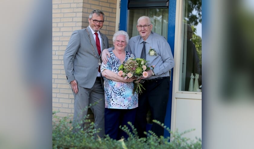 Echtpaar Van Riemsdijk en burgemeester Kottelenberg (foto: 3JetFotografie Ochten)