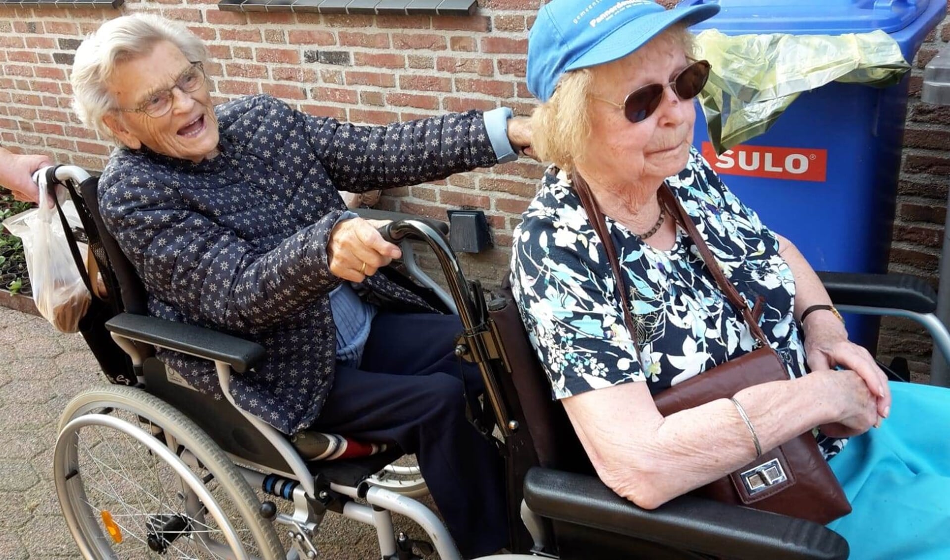Gezelligheid tijdens rolstoelwandeling Zonnebloem Gendt. (foto: mevrouw Janssen-Arends)
