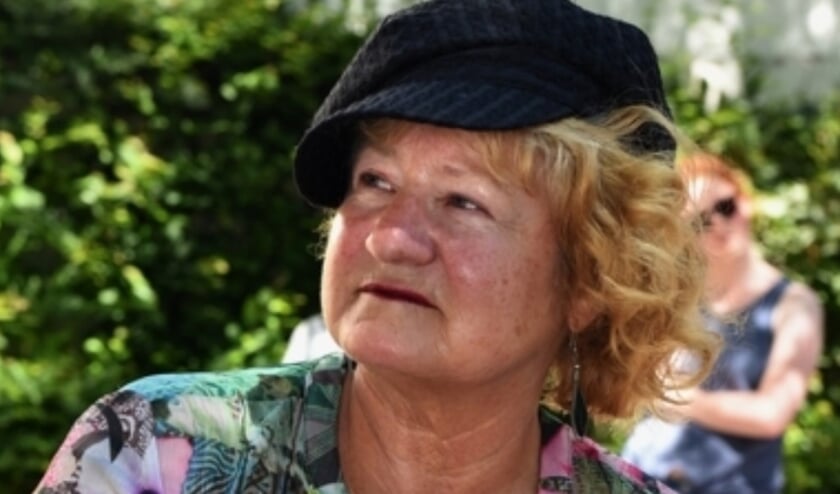Marianna Bakker, jurylid poëziewedstrijd Vier de vrijheid/ Geef vrijheid door. (foto: Rodi)