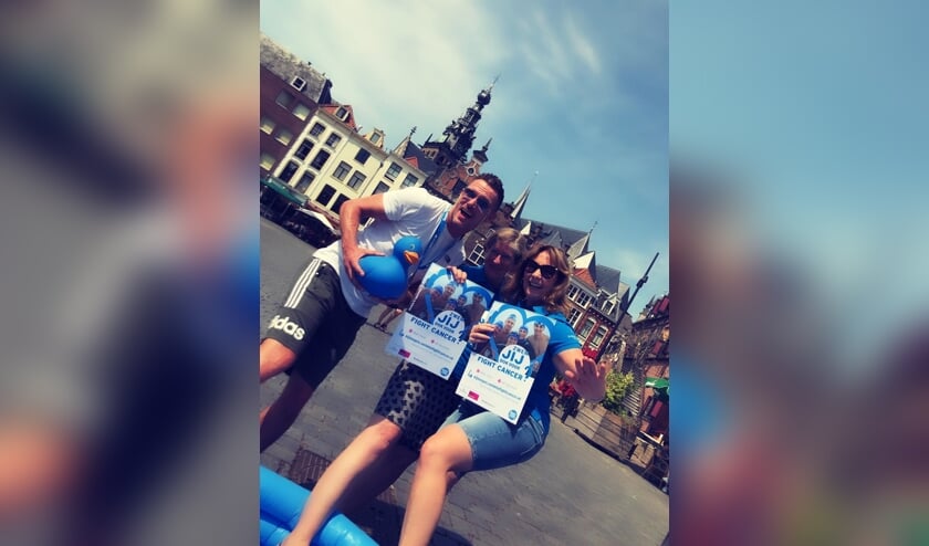 Ron Link met leden van het Swim to Fight Cancer team. (foto: archief Swim to Fight Cancer Nijmegen)