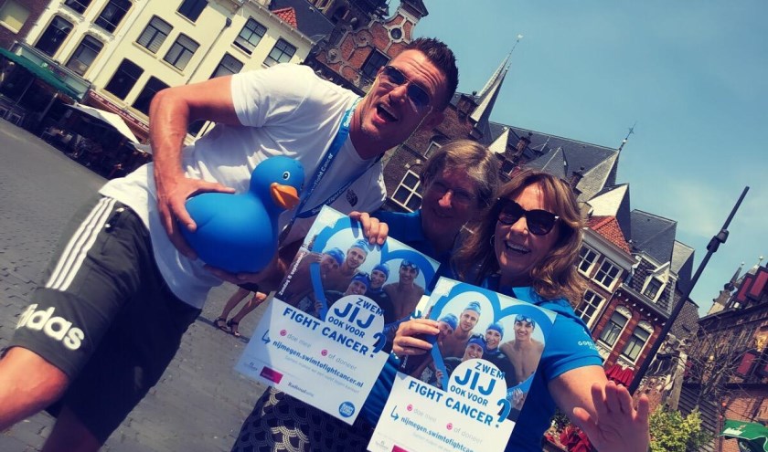 Ron Link met leden van het Swim to Fight Cancer team. (foto: archief Swim to Fight Cancer Nijmegen)
