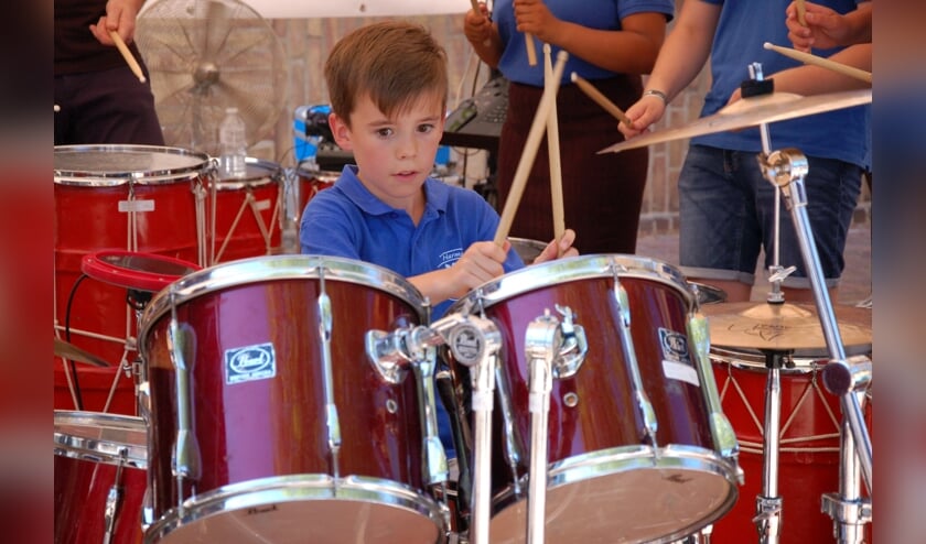 Slagwerker op drumstel. (foto: Sint-Caecilia)
