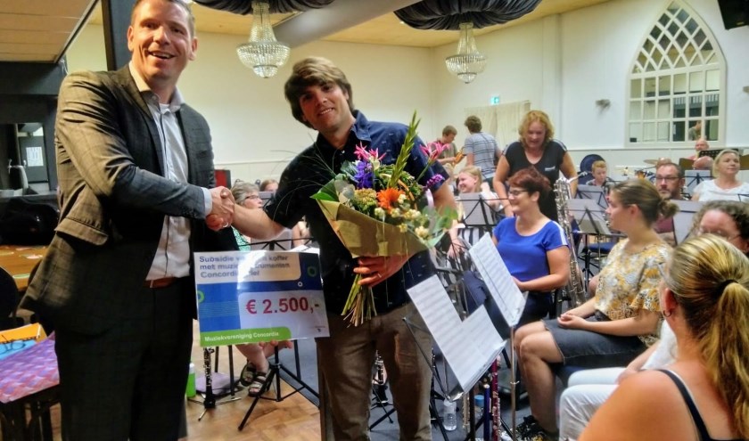Wethouder Horsthuis-Tangelder overhandigt de subsidiecheque aan voorzitter Jerke Kloek. (foto: Ilse Aarsman)