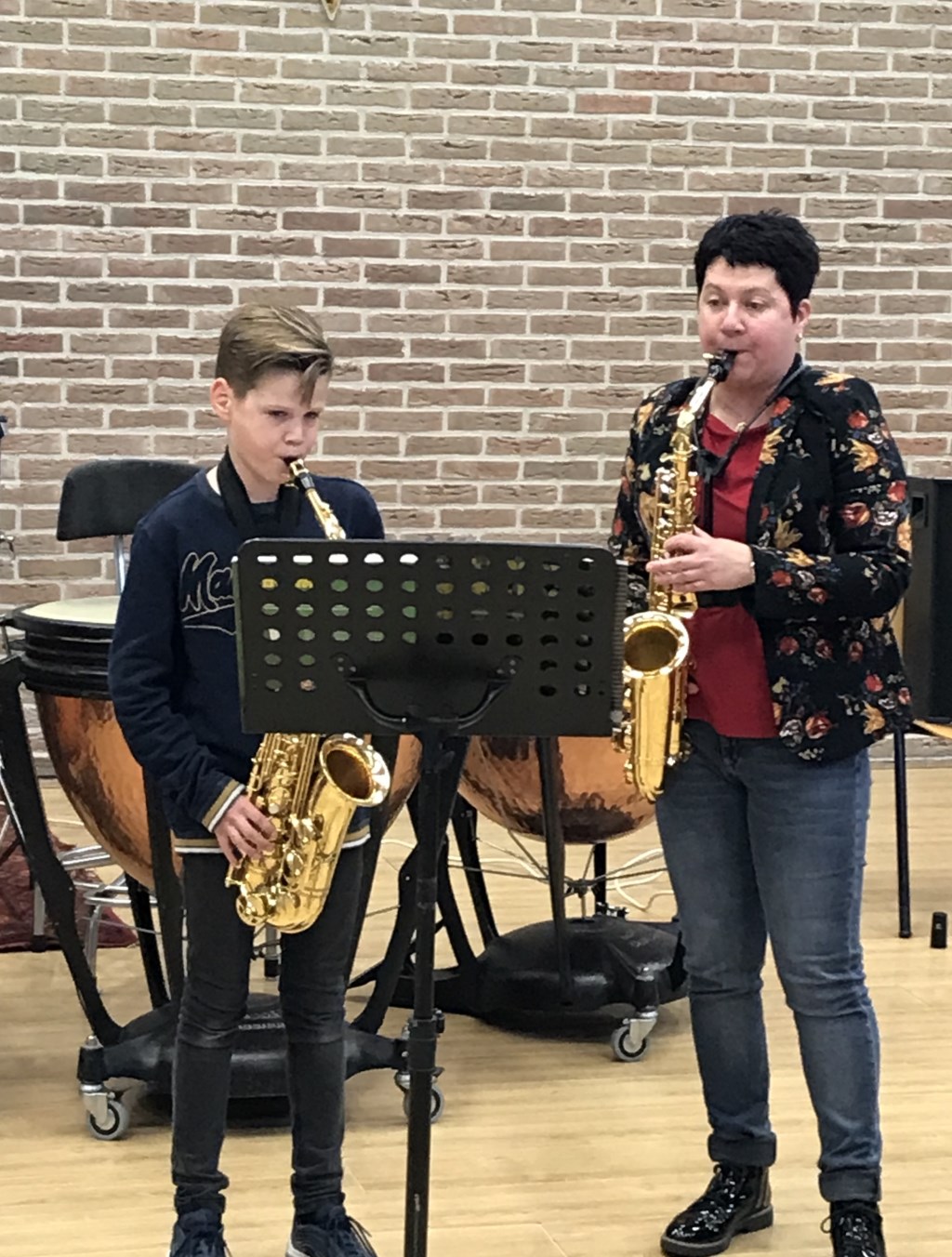 Leerling met docent. (foto: Cor Neijenhuis)