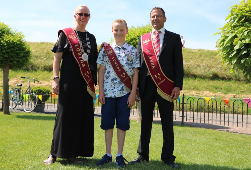 Koningspaar Susan&Alfons Thuss en jeugdkoning Stan kijken uit naar een zonnig schuttersfeest. (foto: Bert Rinkel)
