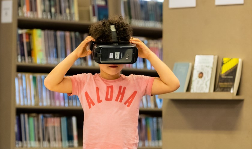 Zet eens een VR-bril op in de bieb. (foto: Marcel Krijgsman)
