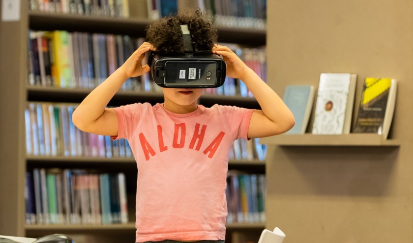 Zet eens een VR-bril op in de bieb. (foto: Marcel Krijgsman)