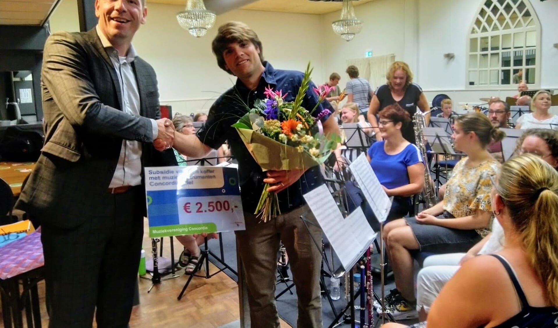 Wethouder Horsthuis-Tangelder overhandigt de subsidiecheque aan voorzitter Jerke Kloek. (foto: Ilse Aarsman)