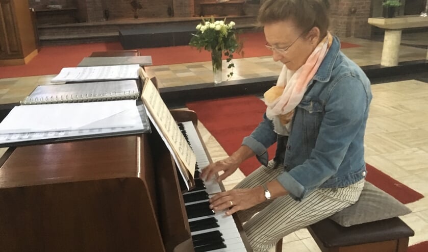 Els Thissen speelt piano tijdens de koffieochtend. (foto: archief Zandse Kerk)