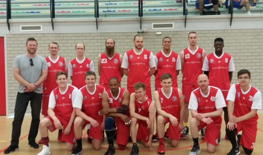 Onder: Guus Rosendahl, Casper Blok, Dany Reyes, Levi Veldhuis, Niels Schmitz, Jeroen Helder, Dylan Sanders (ns). Boven: Simon Helder, Max Hurenkamp, Jonathan Paans, Robert Boezeman, Melvin Pryor, Liam Brouwer (ns), Esly Hiffens coach Hans Imming. (foto: Pigeons Basketball)