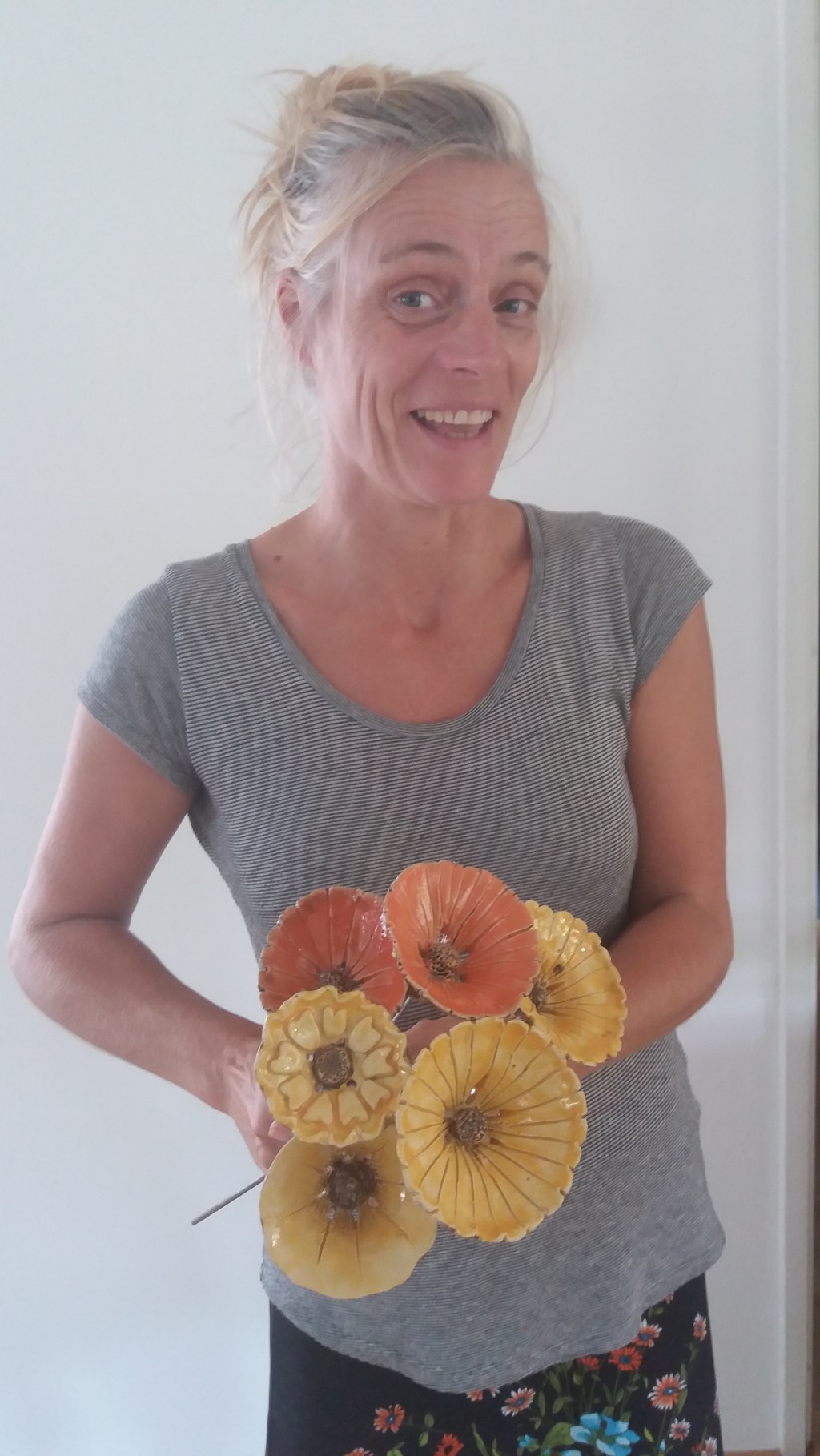 Daantje toont de Marigolds in keramiek in geel en oranje. (foto: Van Hemmen)