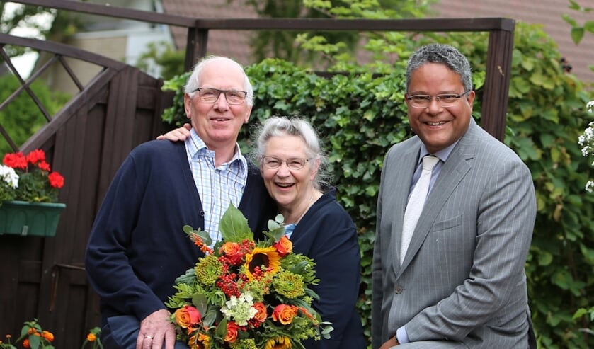 De heer en mevrouw Van de Pol samen met wethouder Stefan van Someren. (foto: 3JetFotografie Ochten)