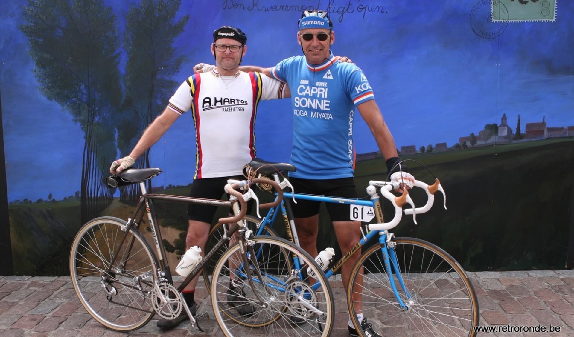 Willie Welles en Henk Janssen poserend tijdens de Retroronde van Vlaanderen. (foto: Koen de Grootte)