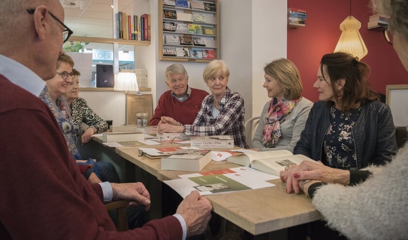 Deelnemers aan een leesclub. (foto: Arjanneke van den Berg)