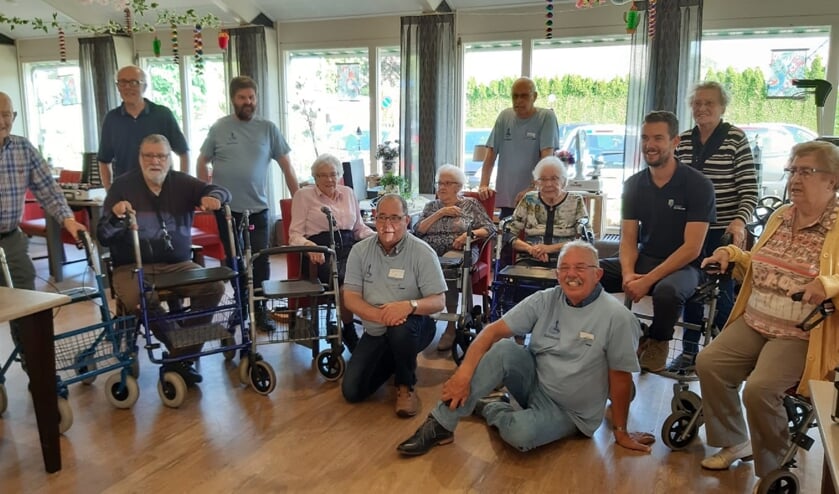 De rollatoractie van het repaircafé was een succes in het zorgcentrum Elim in Ochten. Inwoners konden terecht om hun rollator na te laten kijken en te repareren. (foto: Het Repaircafé)