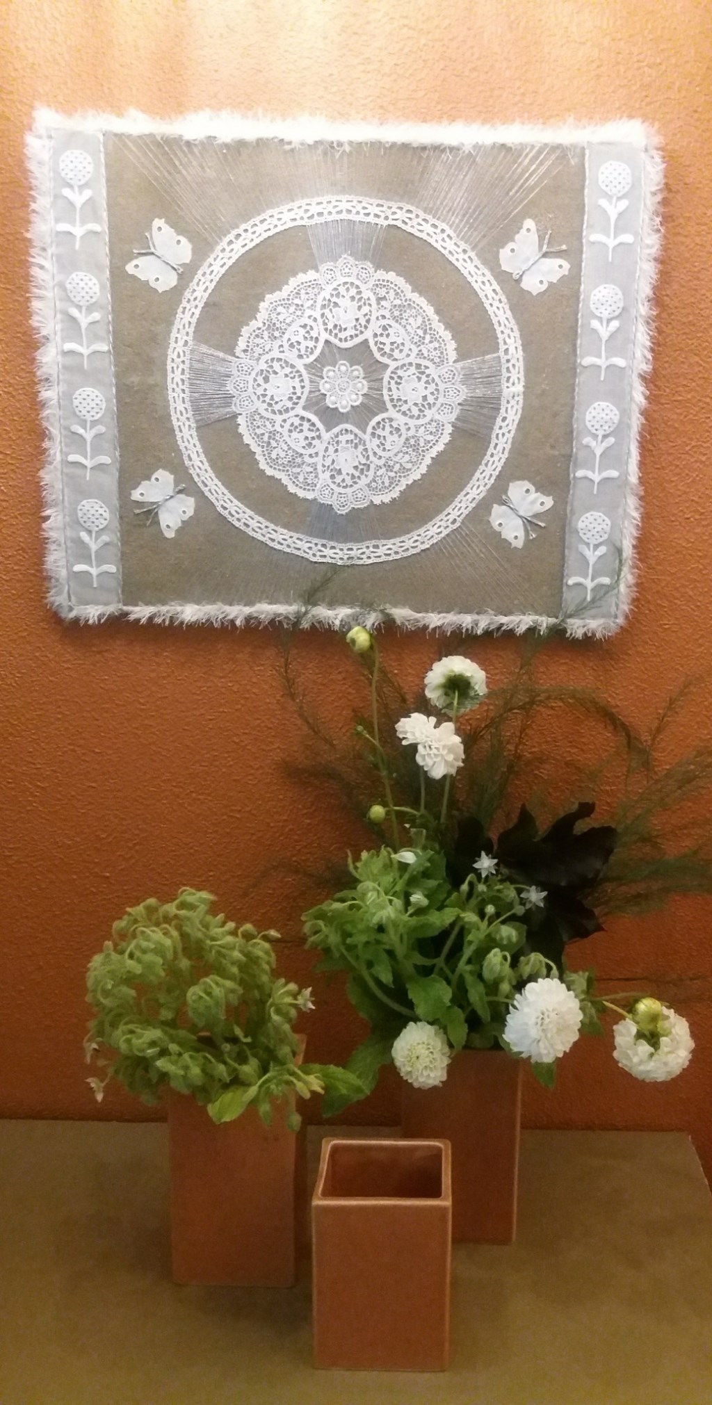 Collage met kant en bloemwerk met dahlia's. (foto: Adelheid Jochemsen)