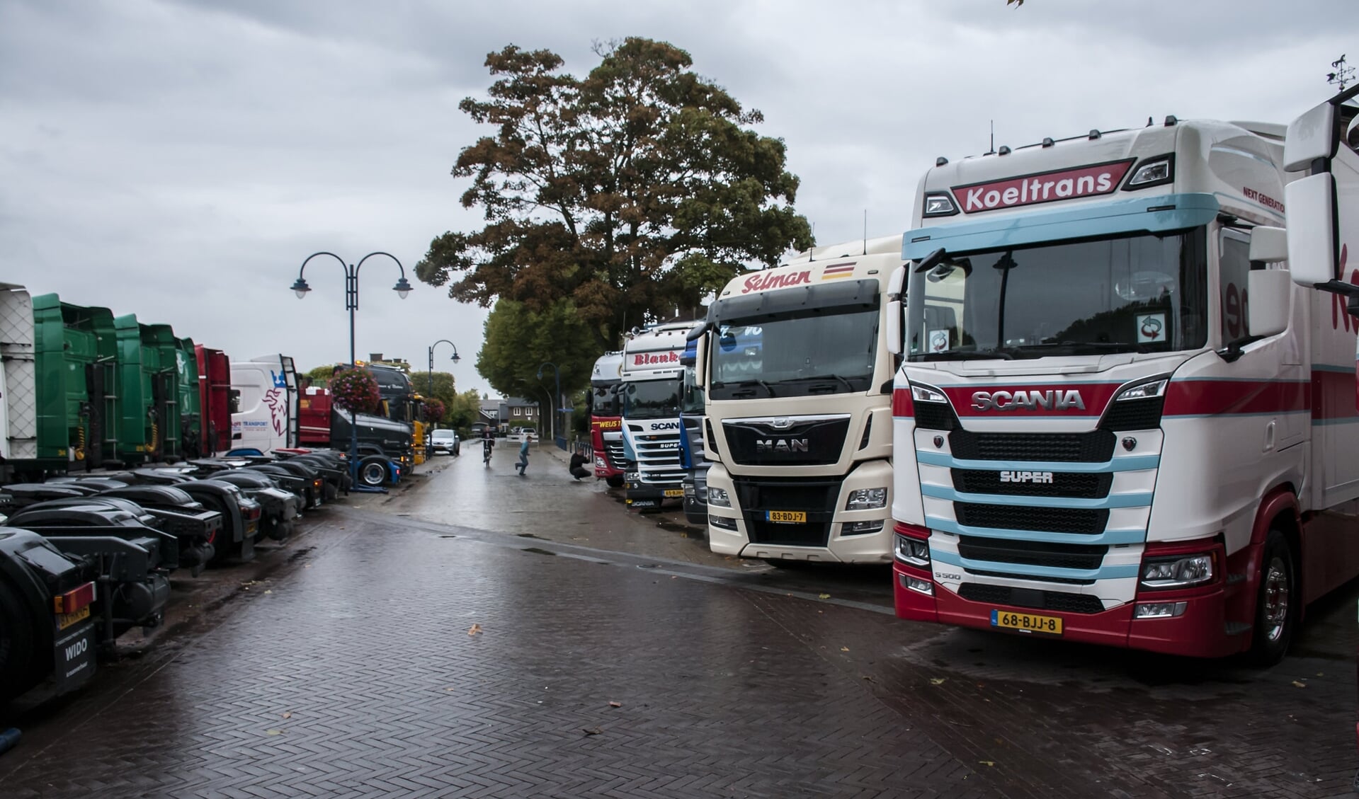 Trucks geparkeerd op het Julianaplein in Gendt. (foto: Fotoclub Lingewaard te Angeren)