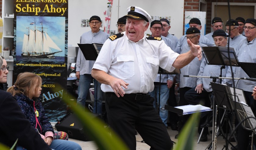 Zeemanskoor Schip Ahoy zorgt met de gepassioneerde dirigent Geert Huting voor een enerverende afsluiting van de dag. (foto: Sjaak Veldkamp)