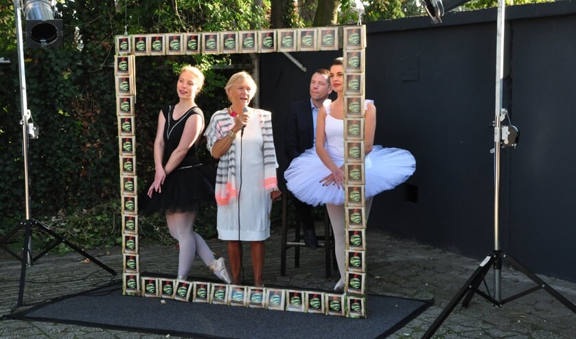 Praatje van Marga te Lintelo, voorzitter van Art Overbetuwe bij de opening van de Kunstroute Elst 2019. (foto: Marius Ouborg)
