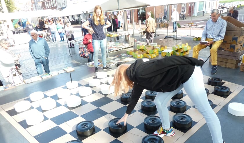 Linsey van Leeuwen (l) en Stefania Baljakina (r) spelen de eerste wedstrijd op Het Odeon. (foto: Joop Hendriksen)