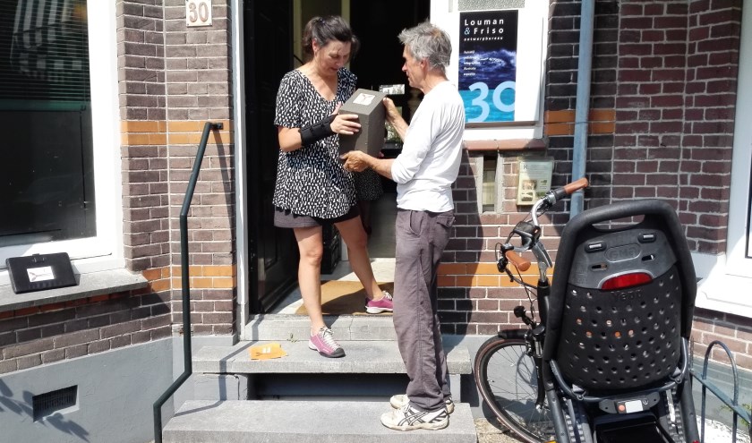 Vrijwilliger van Actie Thuismus overhandigt eerste nestkast.