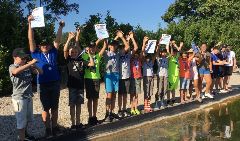 Het overgrote deel van de jeugdvissers uit Huissen tijdens het forel vissen. (foto: Ruben)