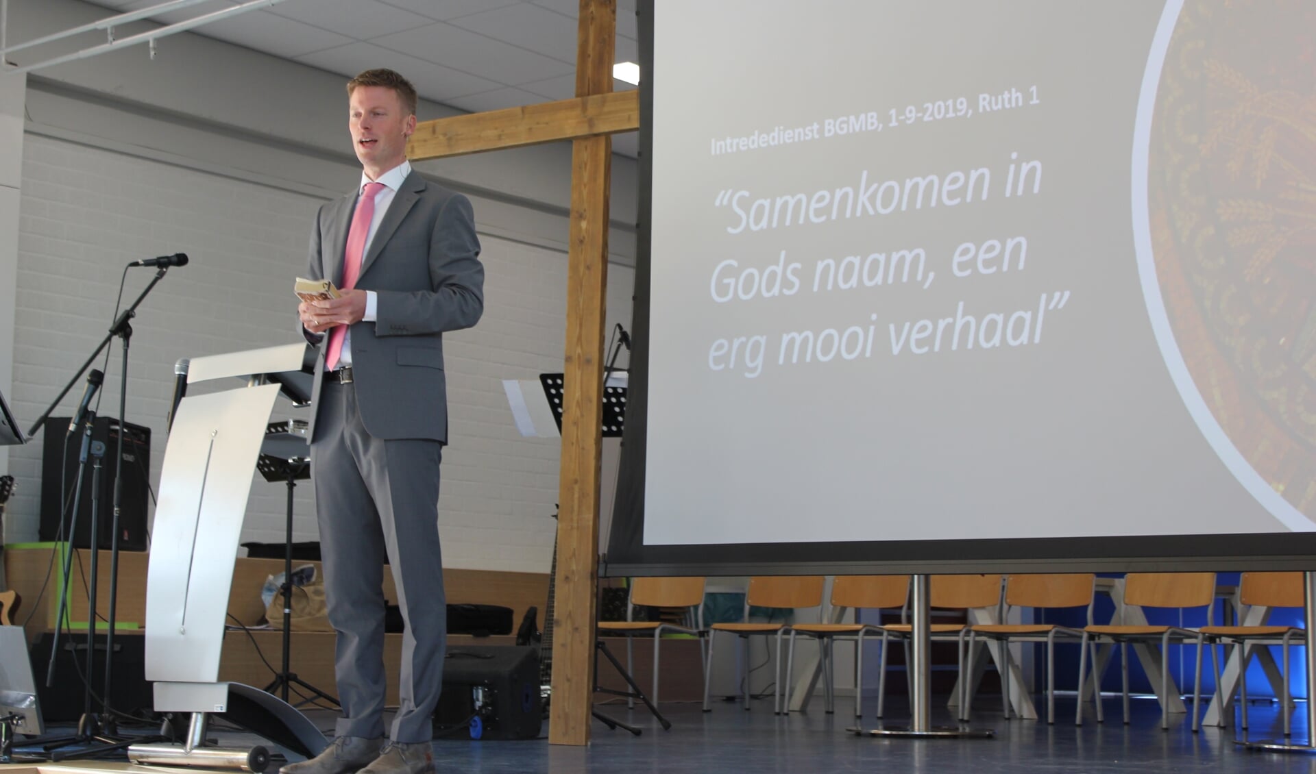 Thijs Tichelaar preekt over Ruth. (foto: Christa Visser)