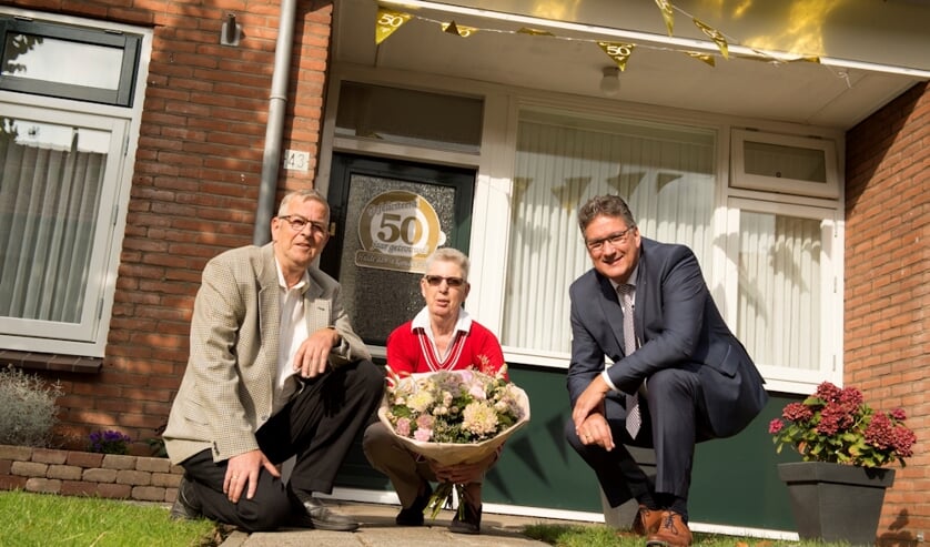 De heer en mevrouw Louter-van Zoest met wethouder Hans Keuken. (foto: Van Beek Fotografie Dodewaard)