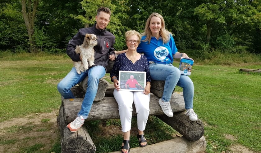 Melvin, Willeke & Sharon Evers met hondje Puck.
