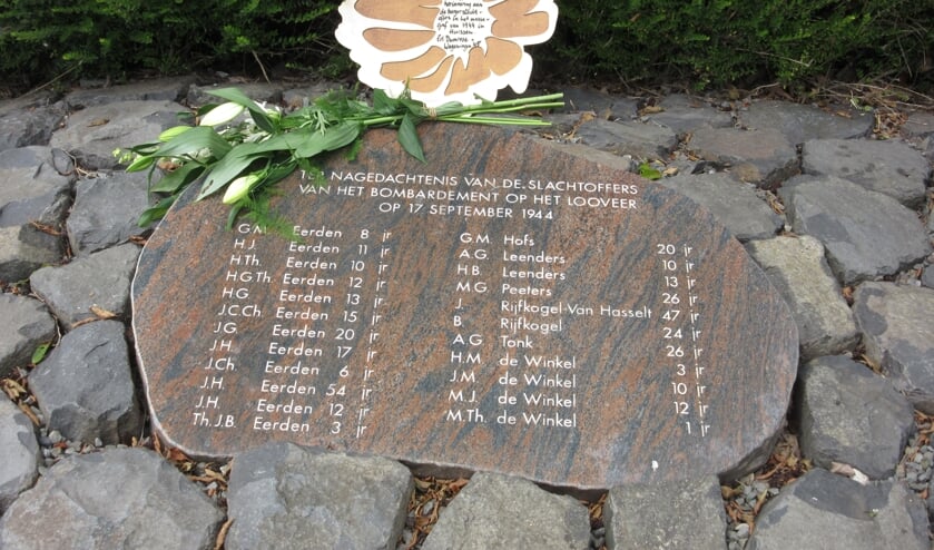 Naammonument bij 't Looveer met Marigold. (foto: Wim Woudt)