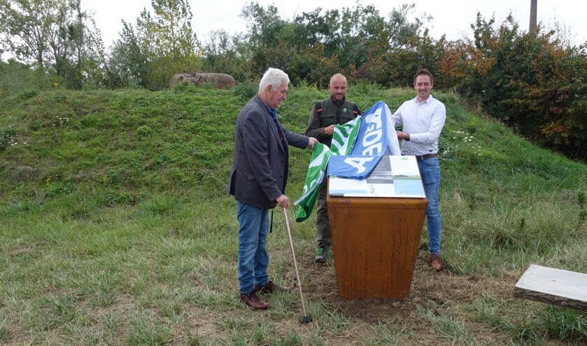 Gijs Bouwman (Historische Kring Bemmel), Twan Teunissen (Staatsbosbeheer) en Marten Smits (K3Delta) (van links naar rechts) onthullen het informatiepaneel. (foto: K3Delta)