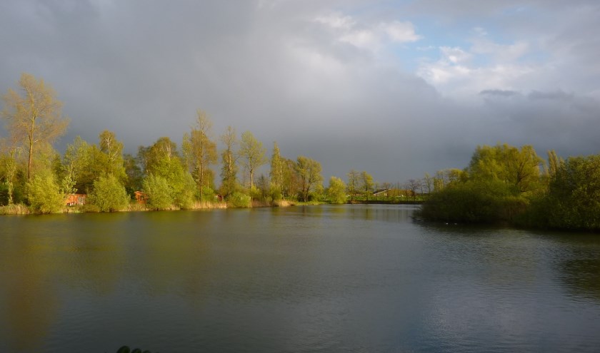 Regenwolken boven de visvijver.
