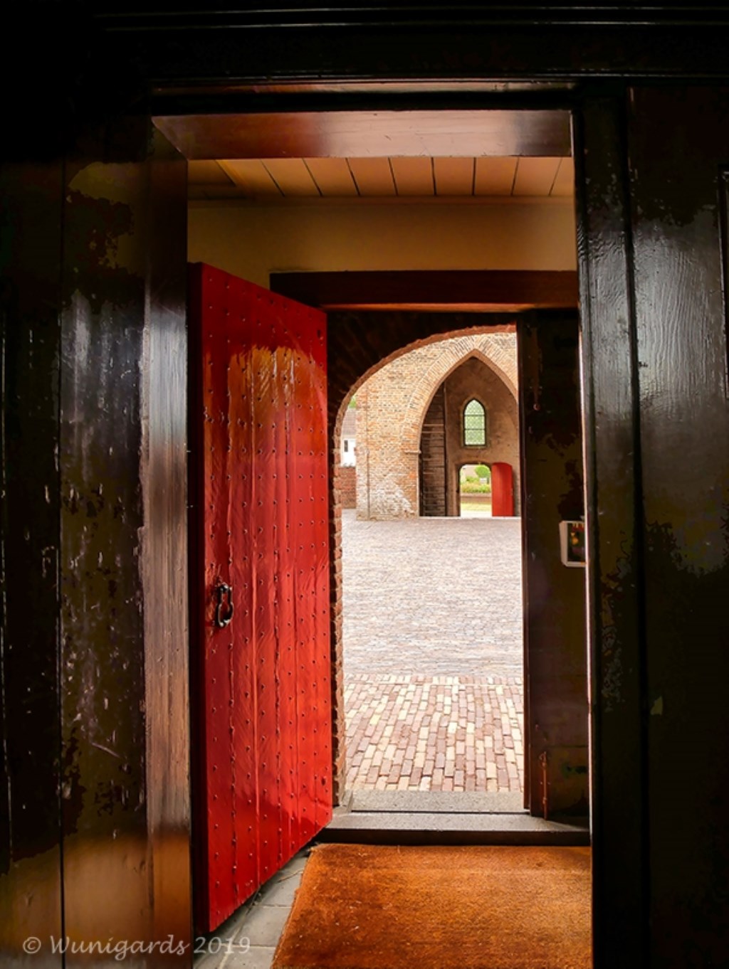 Ingang van de toren en de protestantse kerk van Gendt
