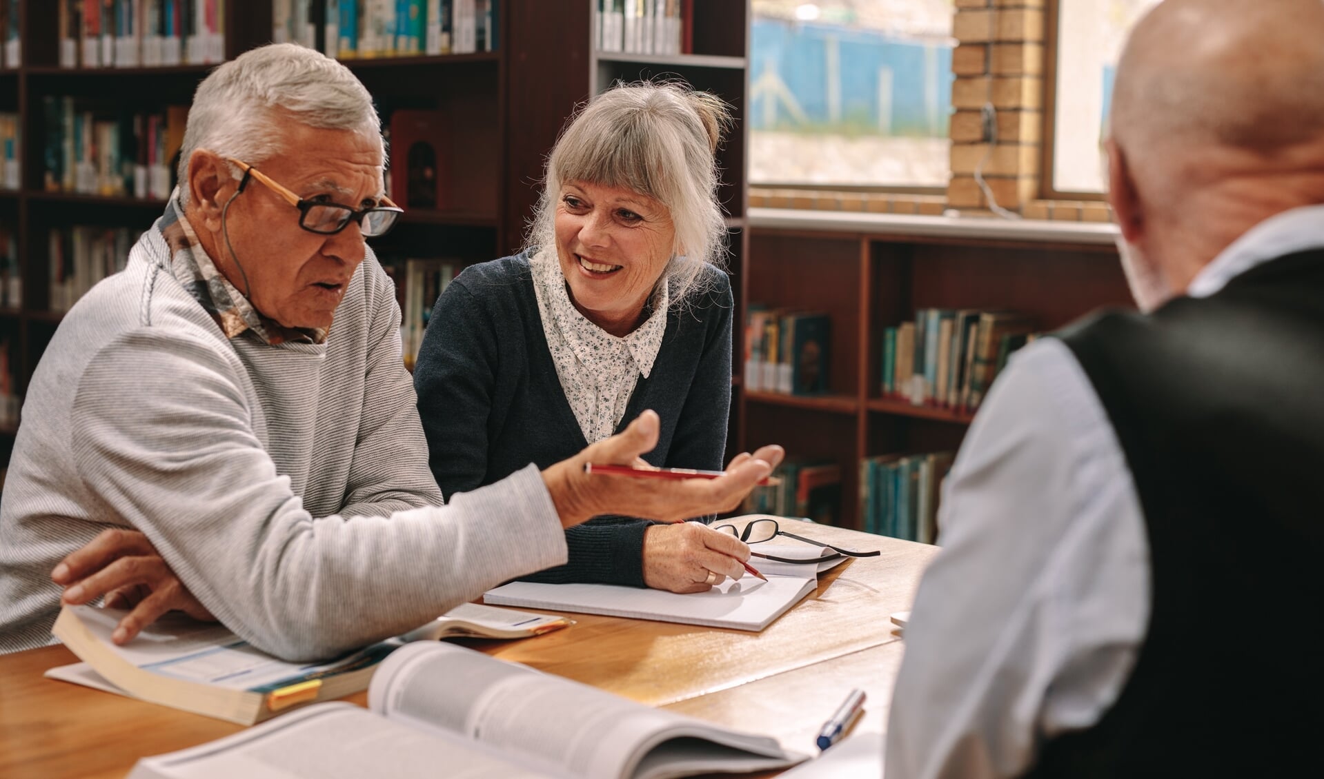 Praat met elkaar over uiteenlopende onderwerpen tijdens de Studiekring 50+.