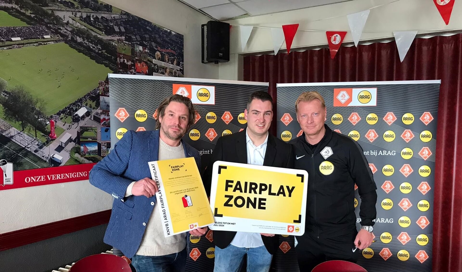 Stefan Emons (midden) van RKSV Driel heeft het felbegeerde ARAG Fair Play certificaat uit handen van Kevin Blom ontvangen. Links: E. Franken (ARAG).