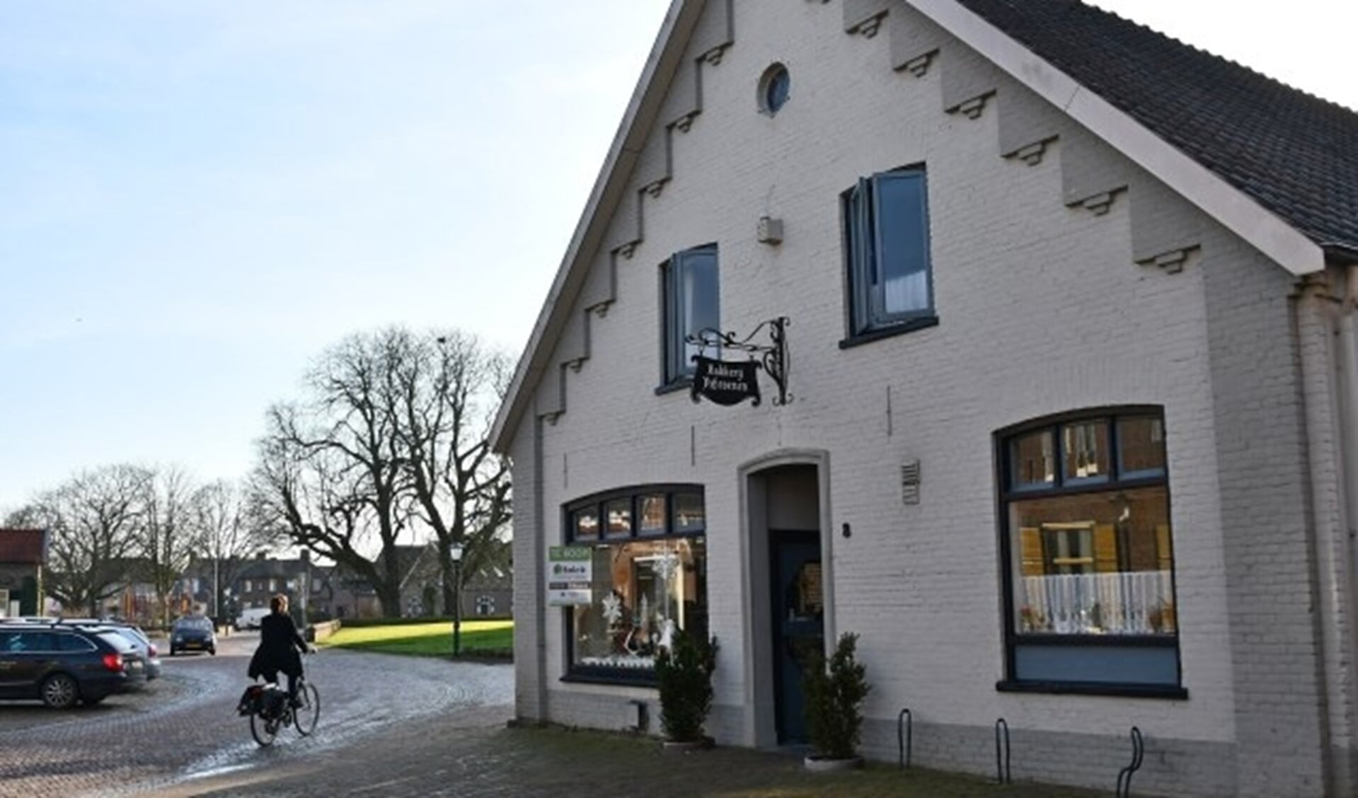 De bakkerij en de winkel van Peter en Jeanne-Susan is gesloten. Het gebouw is  beeldbepalend voor het dorp Pannerden. (foto: Ab Hendriks)