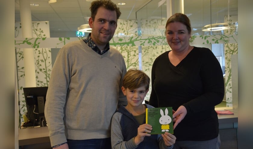 Peter Hoff en zoon Helger met Lianne van Daalen, ambtenaar van de burgerlijke stand nadat zoon Lauden was ingeschreven. (foto: Gemeente Neder-Betuwe)
