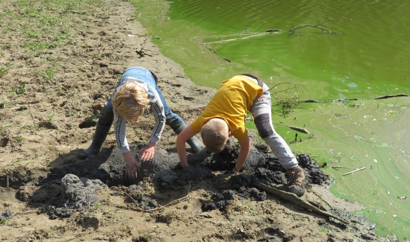 Kinderen aan het werk tijdens een Polderbendetocht. (foto: Henny Campschroer)