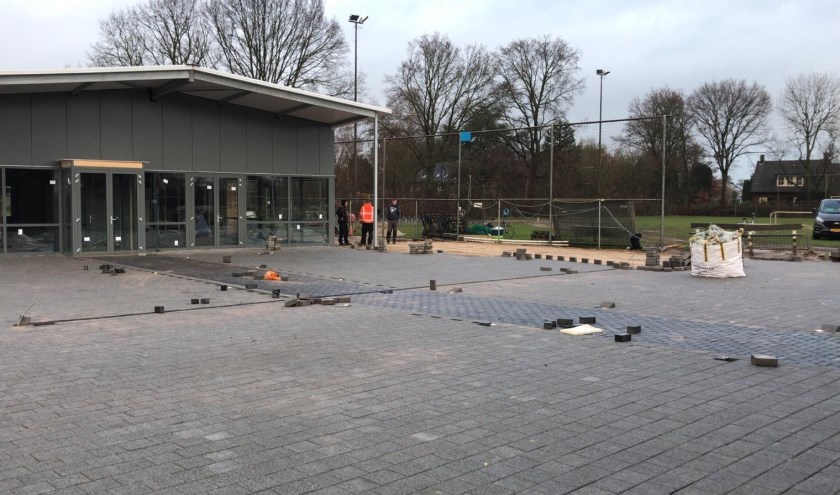 Er wordt nog druk gewerkt aan de nieuwe kantine van Angerlo Vooruit. (foto: Wim van Uum)