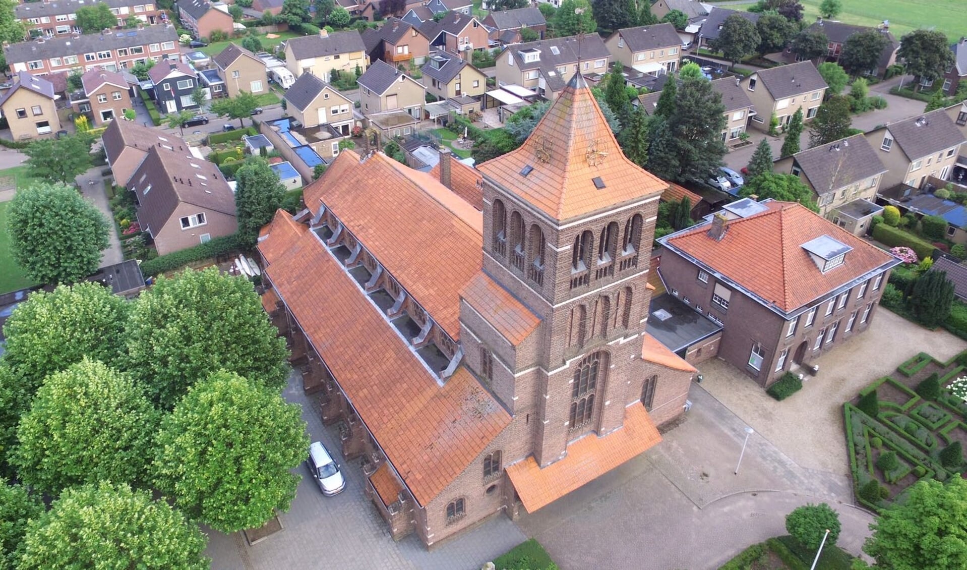 De Zandse Kerk, met uitvaartcentrum en pastorie. (foto: N. Hubers)