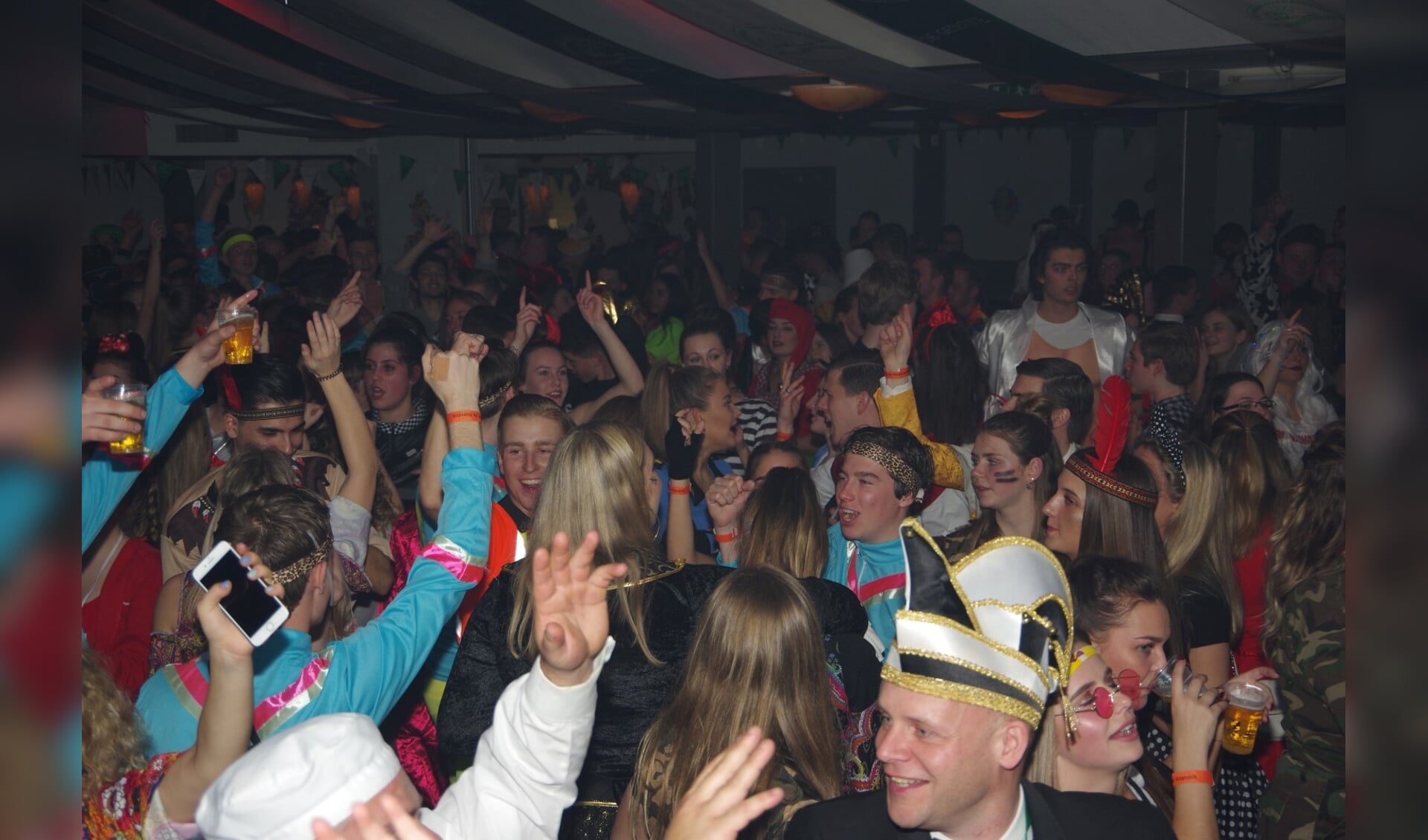Feest in Deurdouwerdam. (foto: Peter Ariese)