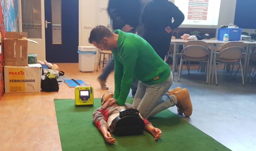 Herhaling reanimatie met AED. (foto: Gerritsen)