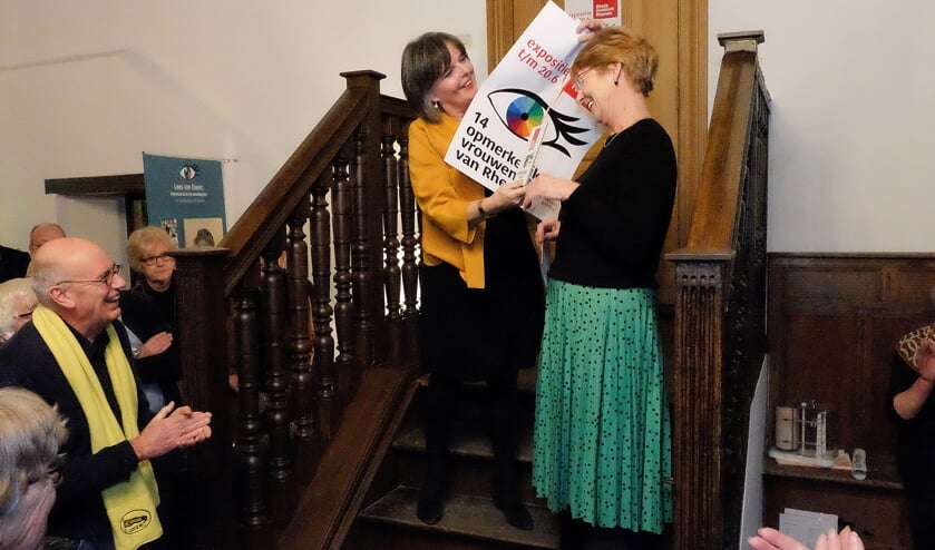 Maike Woldring, directeur Stadsmuseum Rhenen, benoemt wethouder Simone Veldboer tot Opmerkelijke vrouw van Rhenen. (foto: J. van den Brink)