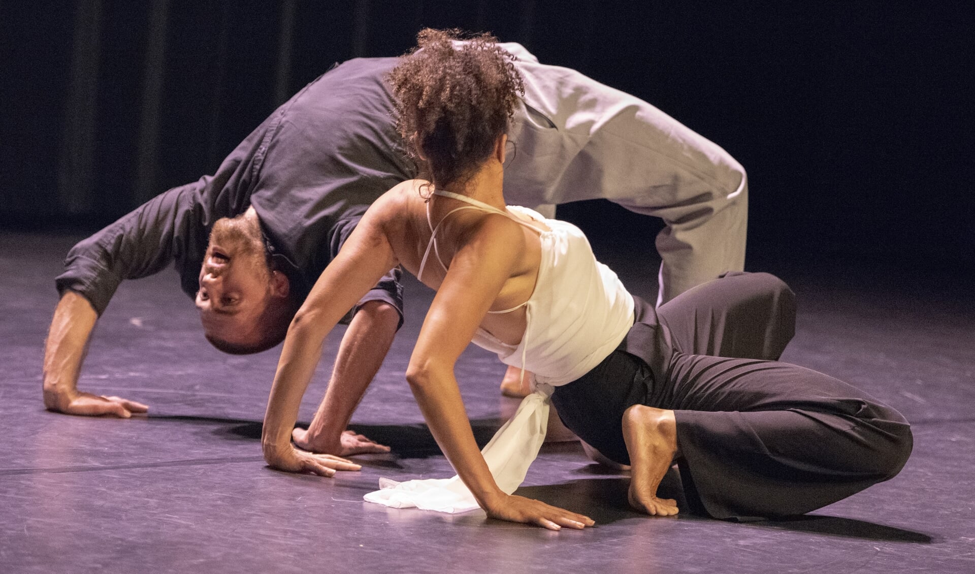 Kathrin Gramelsberger en Maarten Krielen tijdens de dans Ashe. (foto: Joost Flohil)