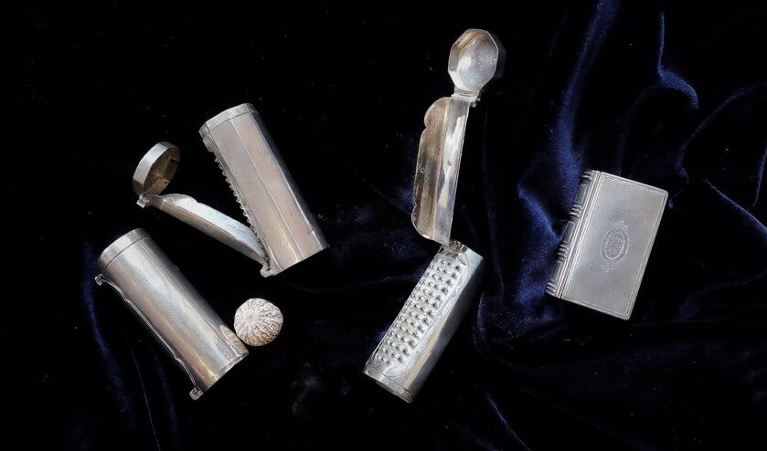 De drie nootmuskaatraspen met een nootmuskaat, afm. dicht 7,5 cm, opengeklapt 17,5 cm en het zilverendoosje. (foto: J. van de Brink)