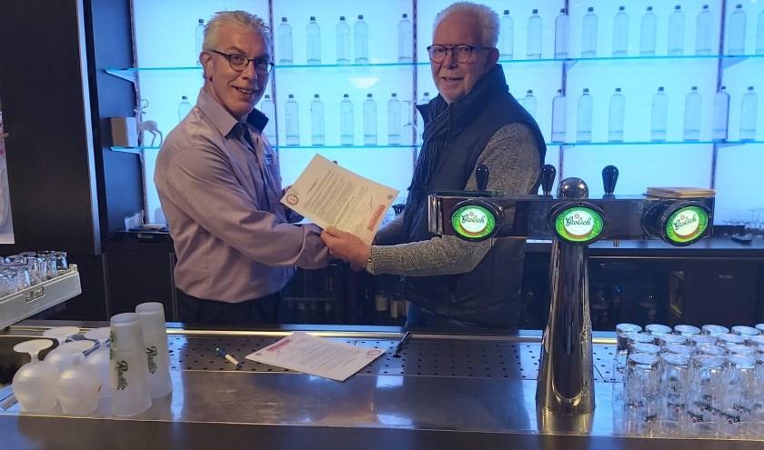 Links Laurens Reijmer, rechts Willem Wegman, voorzitter Boemelburcht. (foto: Geert Vos)